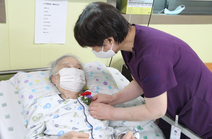 7병동 카네이션 선물 사진 병동수간호사